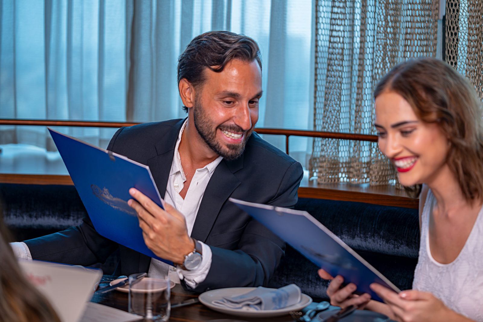 Brasero Atlántico Bahrain: Guests reading the menu at a window table